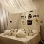 Domus Alma Bed and Breakfast Νάπολη